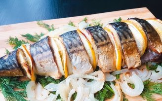 Оригинальный соус сделает скумбрию еще вкуснее: быстрый и ароматный рецепт запеченной рыбы (видео)
