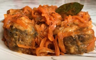 Рыба, которую любят даже дети: сочный хек в томатном соусе (видео)