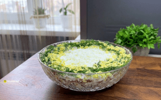 Салат с курицей, изюмом и хреном: выглядит как "Мимоза", но на вкус другой (видео)