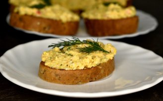 Рыбный деликатес без труда: идеальная намазка из шпротов для завтрака или праздничного стола (видео)