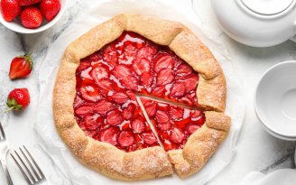 Клубничный пирог, который исчезает мгновенно: от этой вкусноты близких за уши не оттащишь (видео)