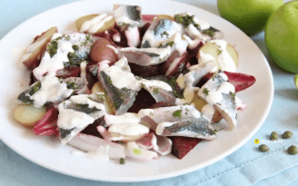 Вкуснее любой "Шубы": необычный салат с маринованной сельдью, яблоком и свеклой (видео)