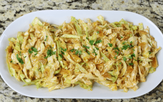 Пряный салат из капусты: неожиданный вкус из самых простых ингредиентов (видео)