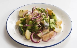 Забудете о "Шубе": как приготовить копеечный салат с селедкой еще проще