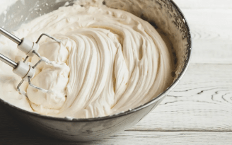 Всего три ингредиента – а вкуснота нереальная: рецепт идеального сметанного крема (видео)