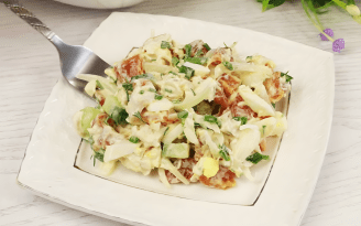 Салат "Капризная дама": неожиданное сочетание, которое приятно удивит (видео)