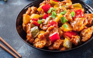 Идеально к любому гарниру: как приготовить куриное филе в кисло-сладком соусе (видео)