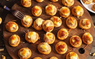 То самое блюдо с детства, которое готовили наши мамы: фаршированные баранки из духовки (видео)