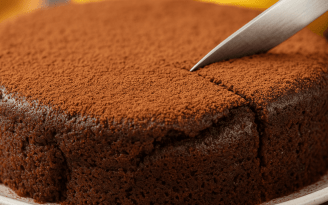 Двадцать минут – и десерт готов: шоколадный пирог без духовки (видео)