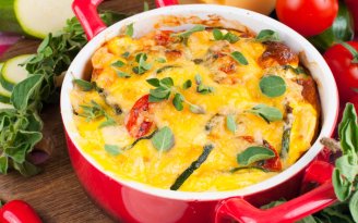 Готовите раз — и у вас есть сытный завтрак на два дня: рецепт изысканной овощной запеканки (видео)