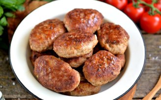 Домашняя классика на сковороде: котлеты по-селянски с грибным соусом (видео)