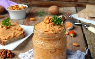 Эта дешевая закуска всегда вас выручит: понадобятся только фасоль и грибы (видео)