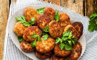 Котлеты станут значительно вкуснее: что сделать с мясом перед приготовлением (видео)