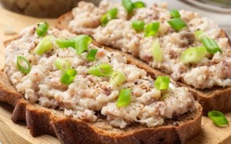 Эту намазку из сельди съедают быстрее, чем нарезают хлеб: бюджетная закуска из доступных ингредиентов (видео)