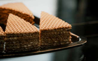 Ностальгия в каждом кусочке: домашний вафельный тортик со сгущенкой (видео)