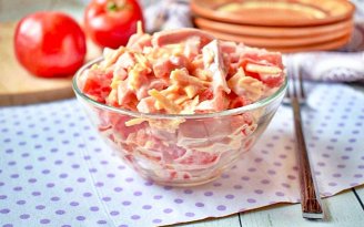 Готовится пять минут, съедается мгновенно: сытный салат с колбасками (видео)