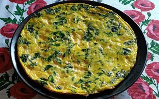 Зеленый и нежный: омлет со шпинатом и фетой (видео)