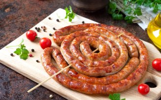 Магазинную больше не захотите: как приготовить домашнюю куриную колбасу (видео)