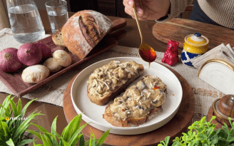 Бутерброды с грибами в нежном соусе: домашние точно попросят добавки (видео)