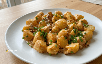 Сливочная картошка с беконом и плавленым сыром: сытный гарнир, который съедят до последней ложки