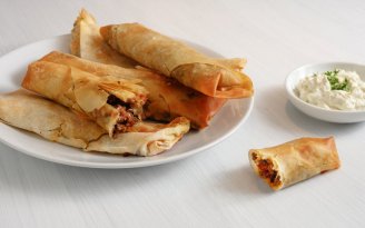 Легкий завтрак или сытный перекус: рецепт рулетиков из теста филло с мясом и сыром (видео)