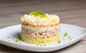 Секрет в заправке: как превратить привычную "Мимозу" в изысканное блюдо (видео)