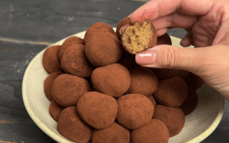 Три продукта и пять минут времени: нереально вкусные домашние конфеты (видео)