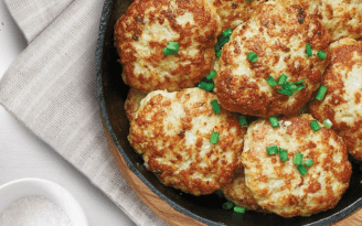 Сочные куриные котлеты: хрустящая корочка и тягучая моцарелла внутри (видео)