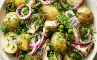 Молодая селедка подешевела на треть: как приготовить вкусный салат с картофелем (видео)