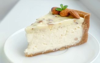 Приготовите даже без света: нежный чизкейк "Рафаэло" из пяти ингредиентов (видео)