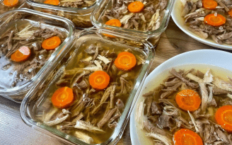 Кристально прозрачный и без желатина: как приготовить идеальный холодец (видео)