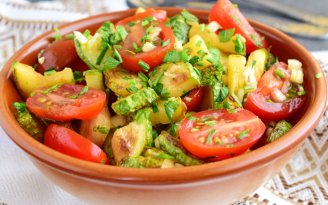 Этот салат из кабачка покорил всех: нежный соус делает его невероятно вкусным (видео)
