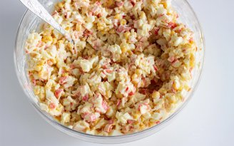 Секретный ингредиент сделает крабовый салат очень нежным: чем заменить майонез (видео)