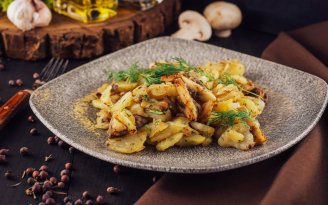 Вкусное сочетание вкусов: ароматный картофель с грибами и луком (видео)