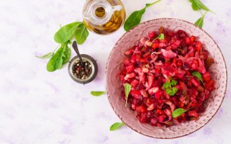 Такой винегрет вы точно не ели: какой оригинальный ингредиент к нему добавить (видео)