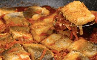 Хек в томатном соусе: нежная классика домашней кухни (видео)