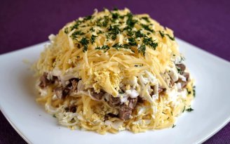 Закусочний торт-салат до святкового столу: "Чоловічий каприз", який зникає першим (відео)