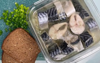 Один ингредиент – и скумбрия на вкус, как копченая: простой лайфхак для идеального блюда (видео)