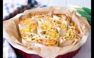 Готовится легко – получается сытной и вкусной: рецепт запеканки из лаваша и сыра (видео)