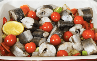 Вкуснее, чем в ресторане: полезный рецепт хека с овощами станет любимым ужином (видео)