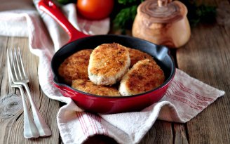 Эту ошибку делают почти все: какой ингредиент не стоит добавлять в котлеты, чтобы они не были жесткими