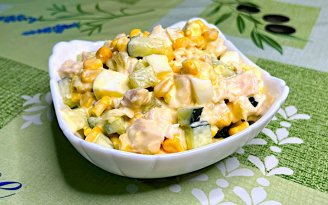 Новогодний хит на столе: простой салат с курицей, кукурузой и домашними сухариками (видео)
