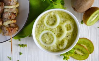 К стейкам, шашлыку или курочке: этот соус из киви идеально дополнит вкус мяса (видео)