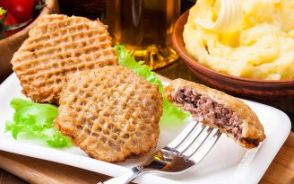Накормите всю семью: такие мясные бризоли получаются сытными и вкусными (видео)