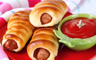 Нереальная вкуснятина из простейших продуктов: как приготовить сосиски в тесте (видео)