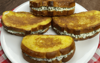 Горячие бутерброды с творогом: как приготовить гренки с пикантной начинкой (видео)