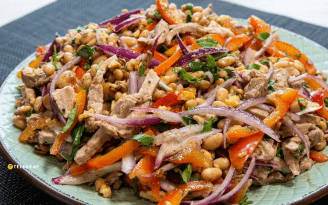 Сытный салат без майонеза: неожиданное сочетание свинины и фасоли, которое стоит попробовать