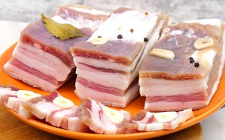 Нежное, ароматное, просто тающее во рту: проверенный способ сухого соления сала (видео)