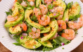То самое блюдо, которое исчезает первым: салат с креветками и авокадо (видео)