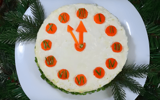 Готовится легко, выглядит роскошно: салат "Часы" для тех, кто хочет поразить гостей